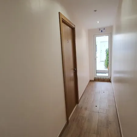 Bedroom With Private Bathroom In The Center, Next To The Subway 招待所